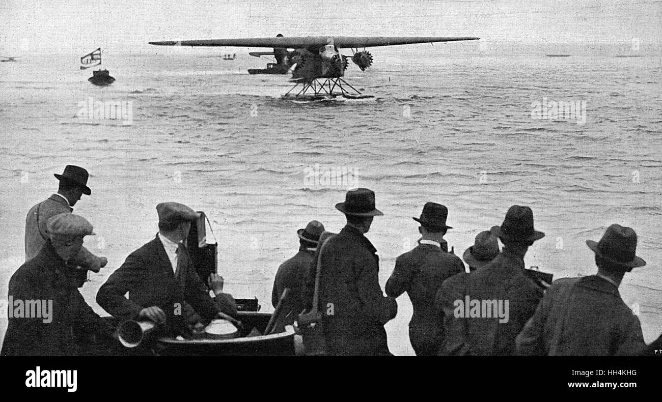 Die Ankunft von Amelia Earhart in Southampton auf 18. Juni 1928 nach ihrem Flug über den Atlantik (damit die erste Frau, die Route als Passagier Reisen) an Bord einer Fokker Tri-Motor Flugzeuge pilotiert von Wilmer Stultz und Louis Gordon. Stockfoto
