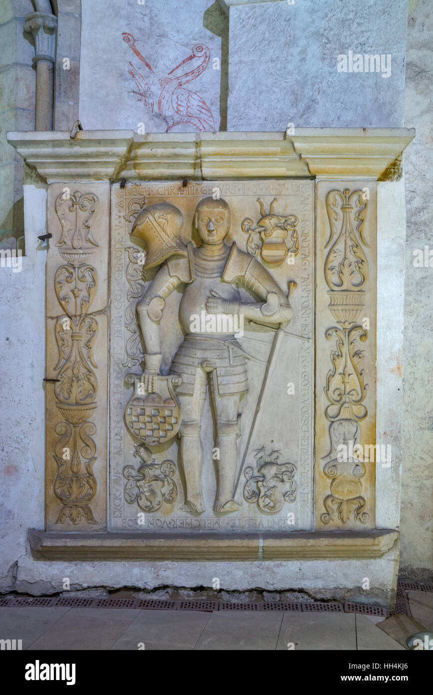 Grabstein von Ritter in voller Rüstung, 16. Jahrhundert, Renaissance-Stil, Kirche von SS Johannes der Täufer und Catherine in Swierzawa, senken Sie Schlesien, Polen Stockfoto