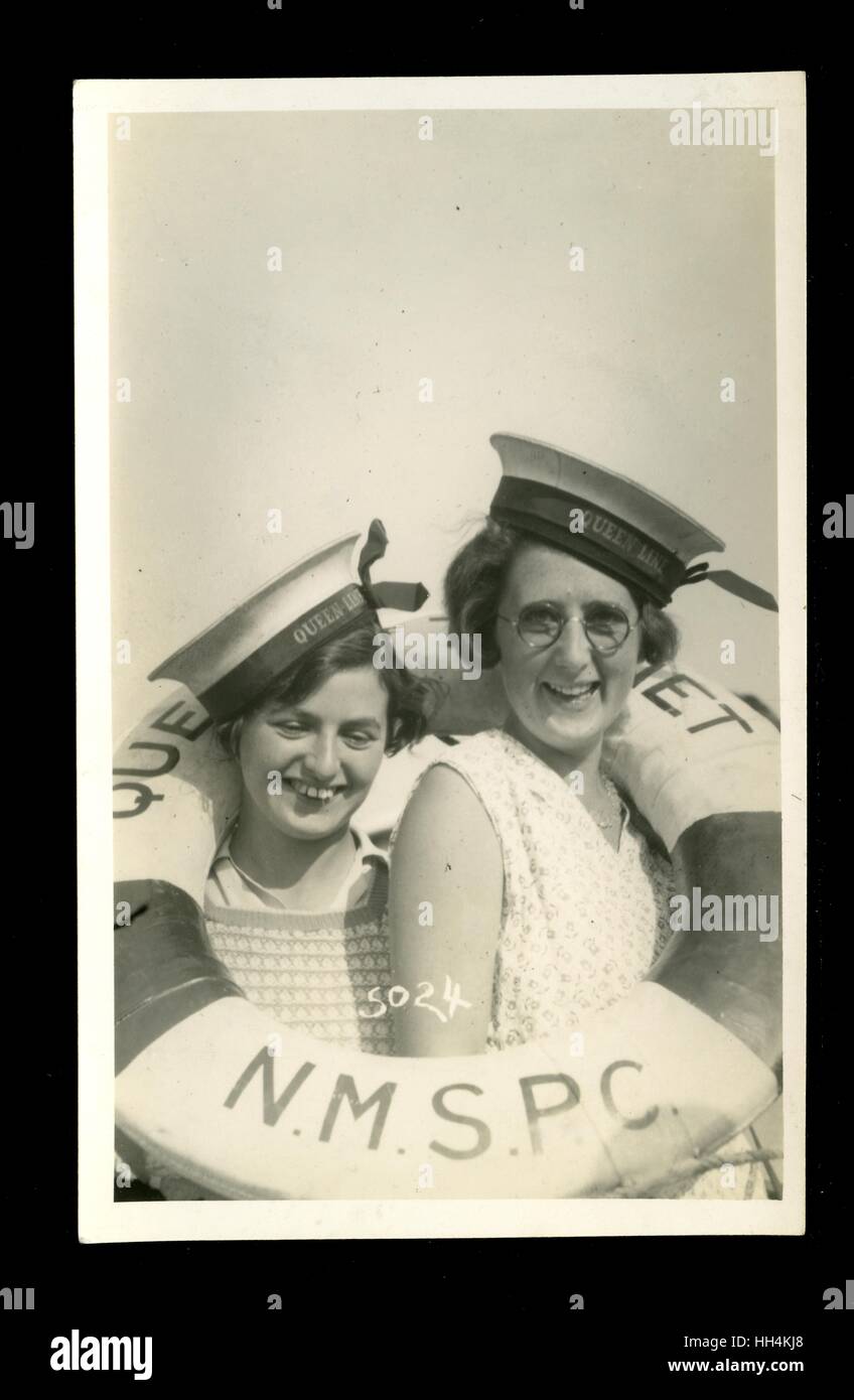 Zwei Frauen mit Rettungsgürtel und Seemannskappen Stockfoto