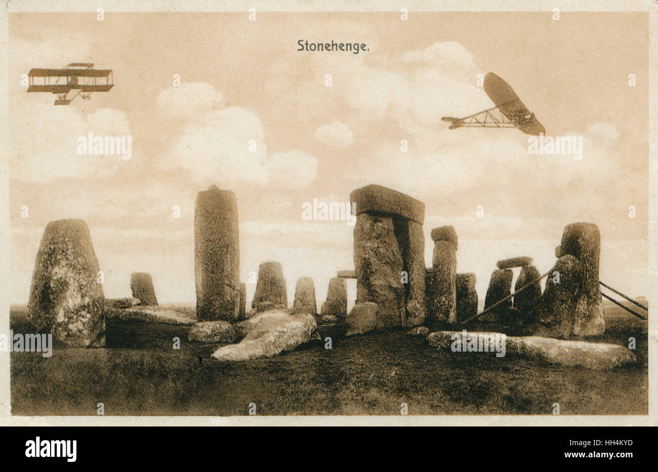 Frühe britische Militärflugzeuge auf Manöver auf Salisbury Plain - hier oben Stonehenge (Wiltshire) abgebildet. Das Flugzeug auf der linken Seite ist ein Bristol Boxkite Doppeldecker. Vier im Jahr 1911 durch das Kriegsministerium angekauft und Beispiele wurden nach Russland und Australien verkauft Stockfoto