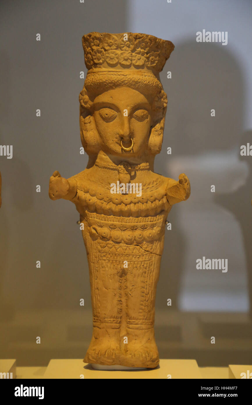 Abbildung. Gottheit, eine Kultfigur oder ein Orant. Clay. 4.-3. Jh. v. Chr.. Nekropole von Puig des Molins, Ibiza, Spanien. Nationales Archäologisches Museum, Madri Stockfoto
