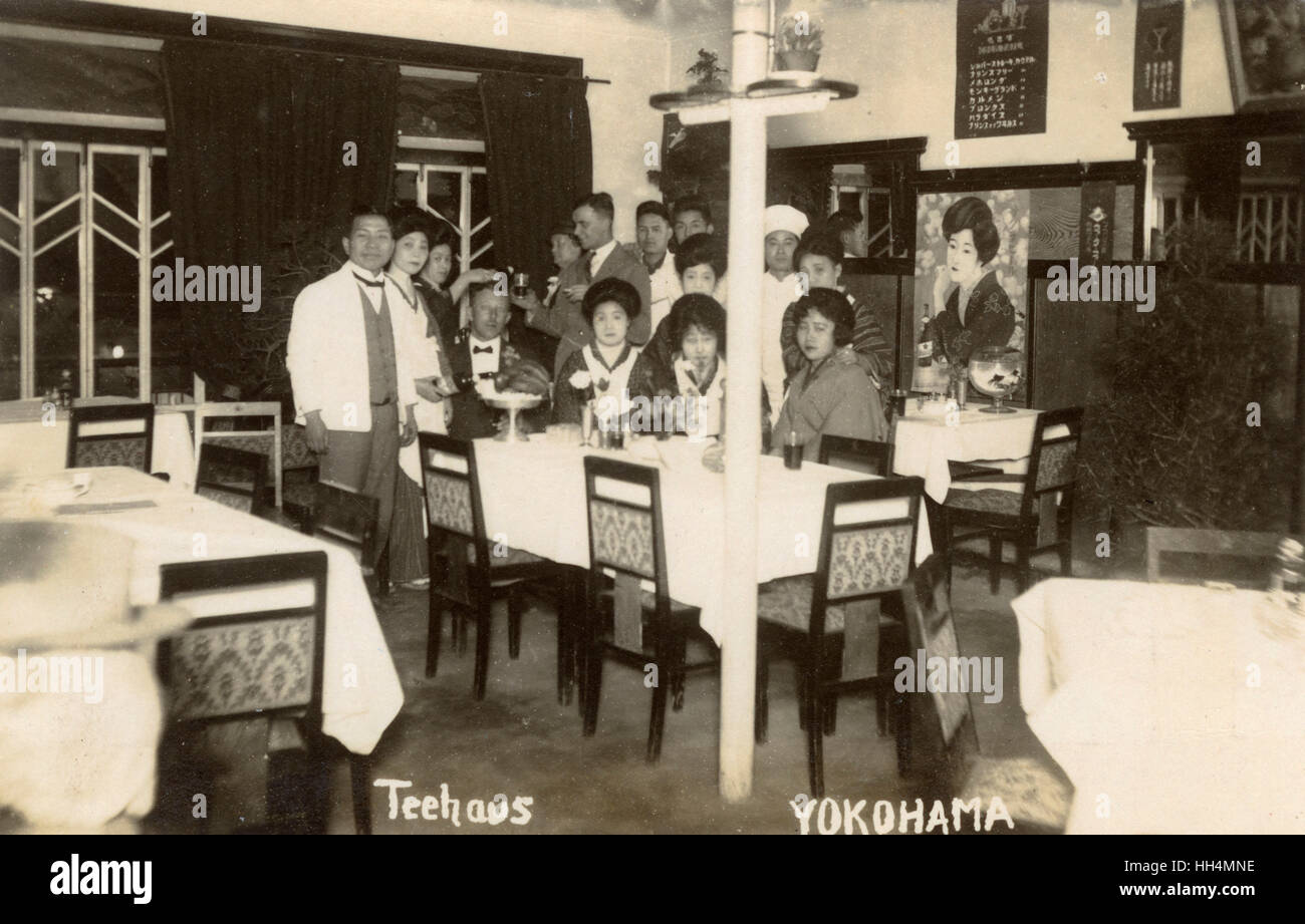 Gruppe von Menschen in einem Yokohama Teehaus, Japan Stockfoto