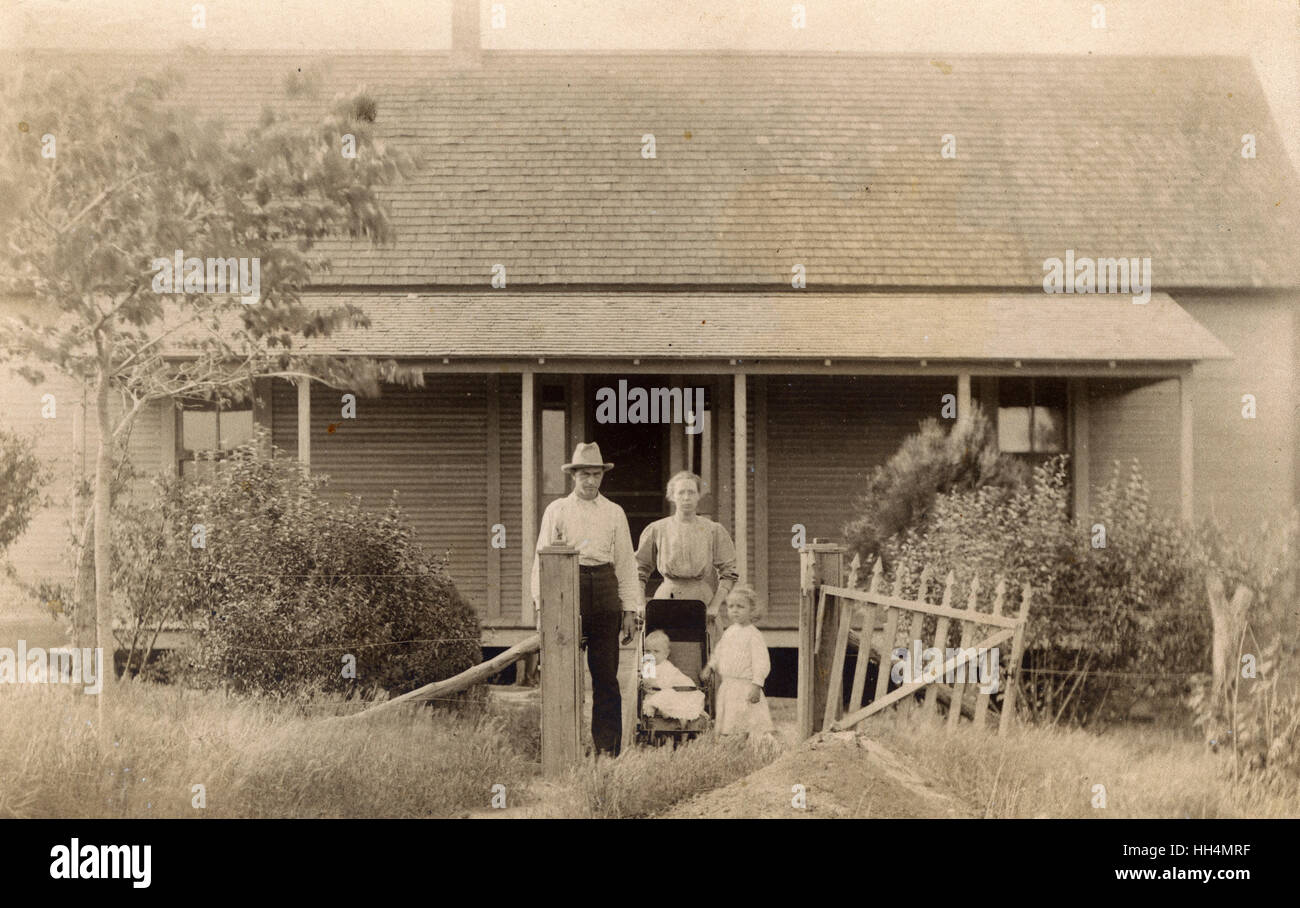 Eine vierköpfige Familie außerhalb ihrer Bungalow-Hütte, USA Stockfoto