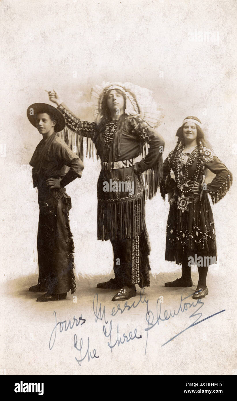 Drei Leute in Cowboy- und Indianerkostüm auf Studiofoto Stockfoto