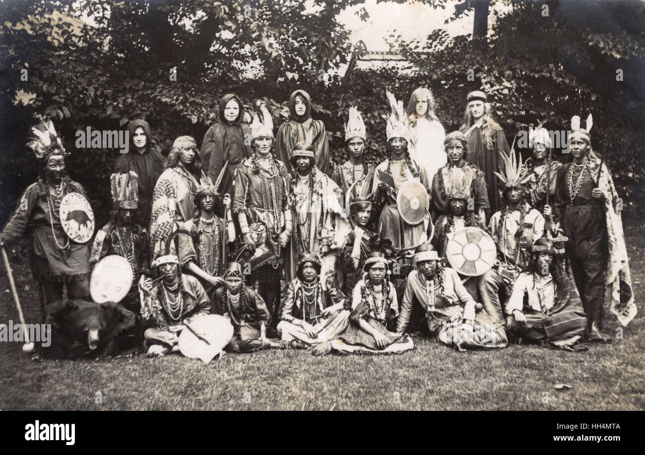 Große Gruppe von Frauen und Mädchen in indischen Kostümen Stockfoto