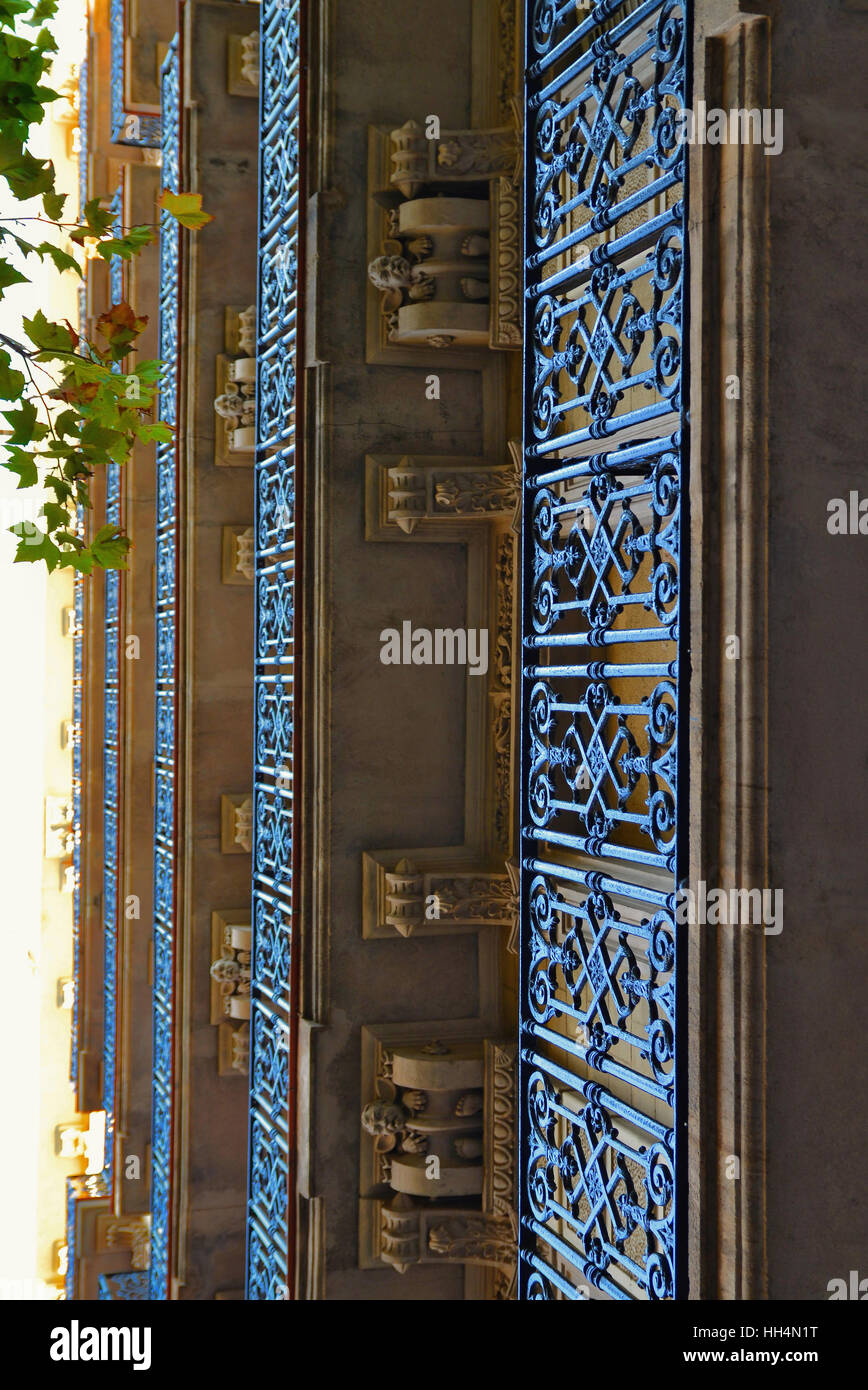schöne Streifen von schmiedeeisernen Balkonen in der Stadt Barcelona, wo Architektur so dreist, frech, bunt, unverwechselbaren ist Stockfoto