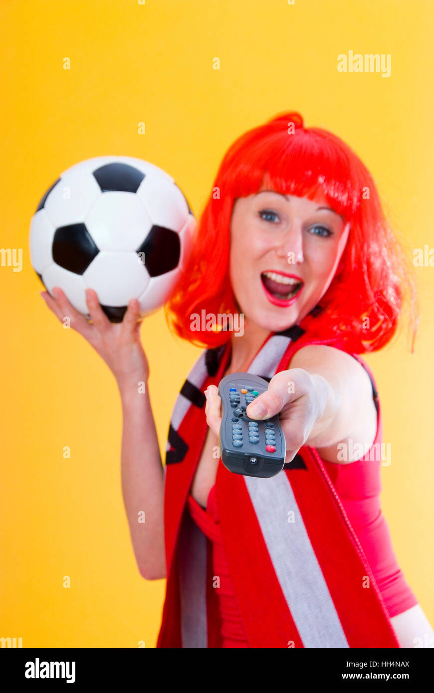 Flippy Frau mit Fußball und Fernbedienung Stockfoto