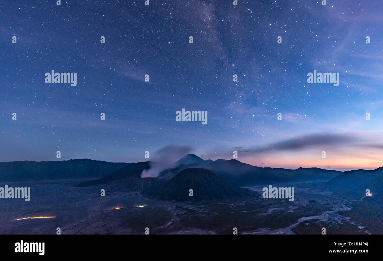 Nachthimmel mit Sternen, Rauchen Vulkan Mount Gunung Bromo Mount Batok vor, Mount Kursi hinten montieren Gunung Semeru, Bromo Stockfoto