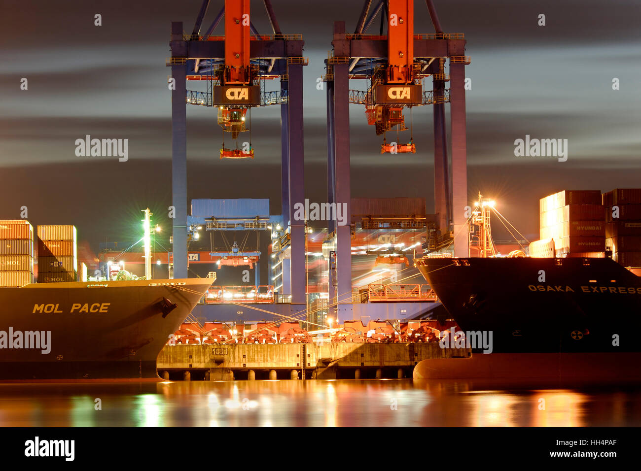 Containerschiffe am Container-terminal Altenwerder, Hamburg, Deutschland Stockfoto