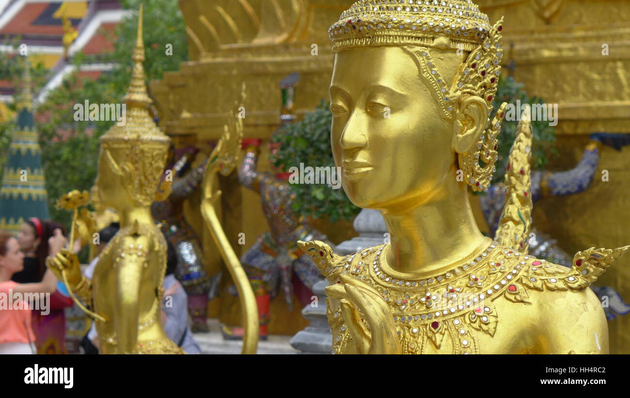 Goldene Statuen, Wat Phra Keo buddhistische Tempel, Bangkok Stockfoto