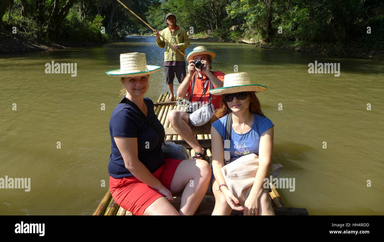 Thai führen die Touristen auf einem Bambusfloß flussabwärts. Chiang Mai, Thailand Stockfoto