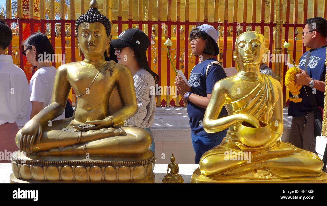 Menschen in einer religiösen Prozession, Wat Phra, die Doi Suthep Tempel in der Nähe von Chiang Mai, Thailand Stockfoto