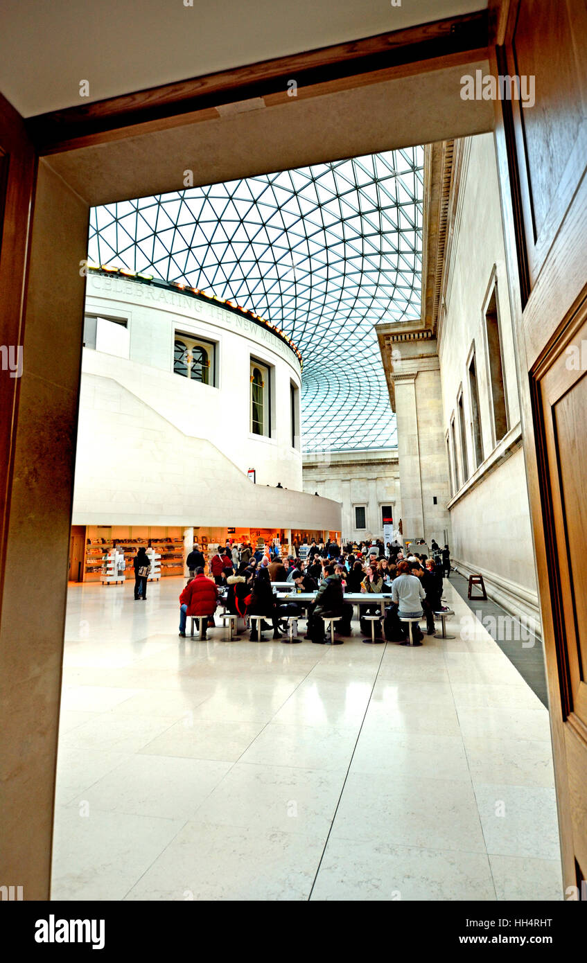 London, England, Vereinigtes Königreich. British Museum - Great Court (Foster and Partners: 2000) überdachte Innenhof mit Lesesaal im Zentrum. SOPs und Stockfoto