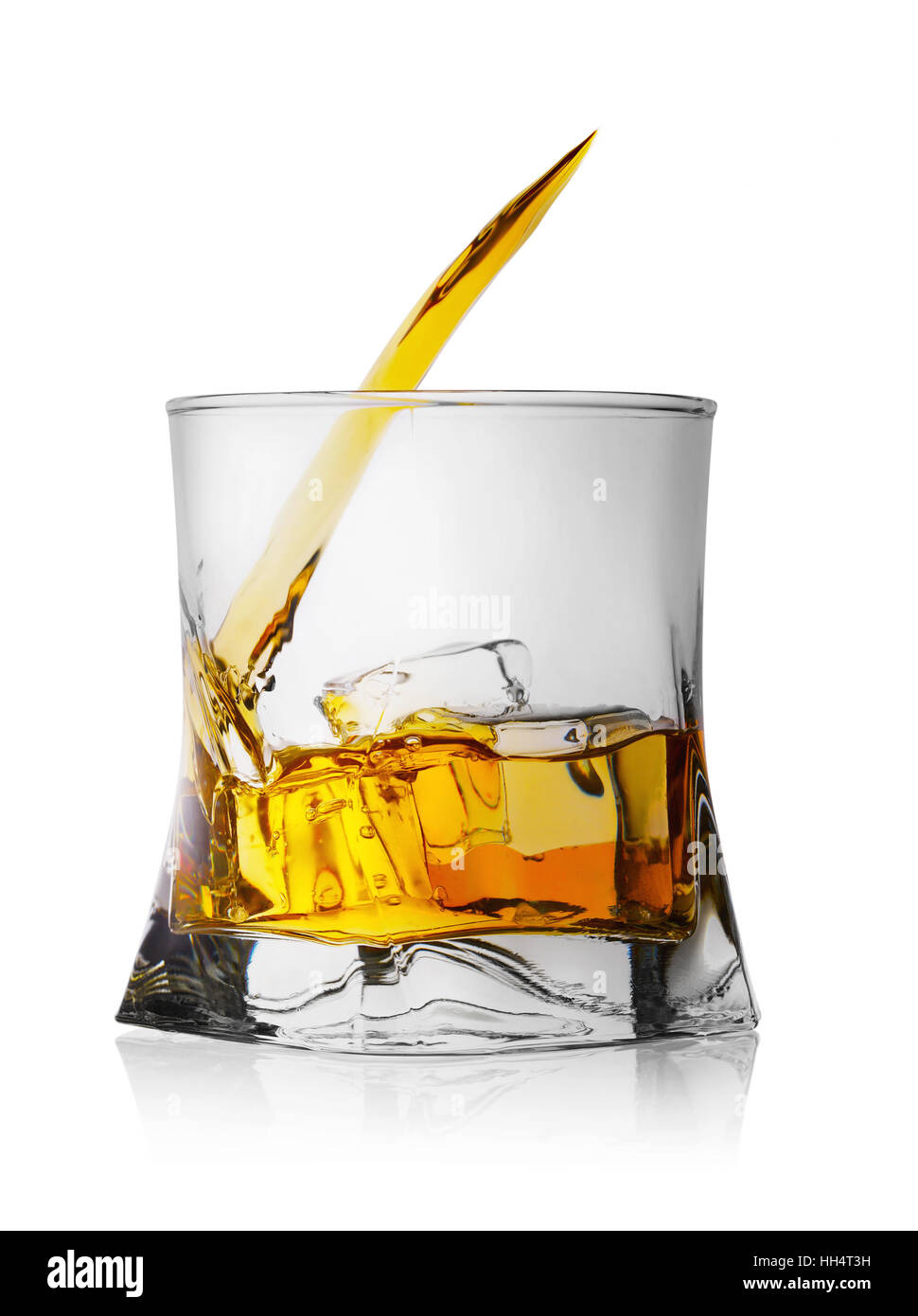 Schuss Whisky mit Eis im Glas isoliert auf weißem Hintergrund Stockfoto