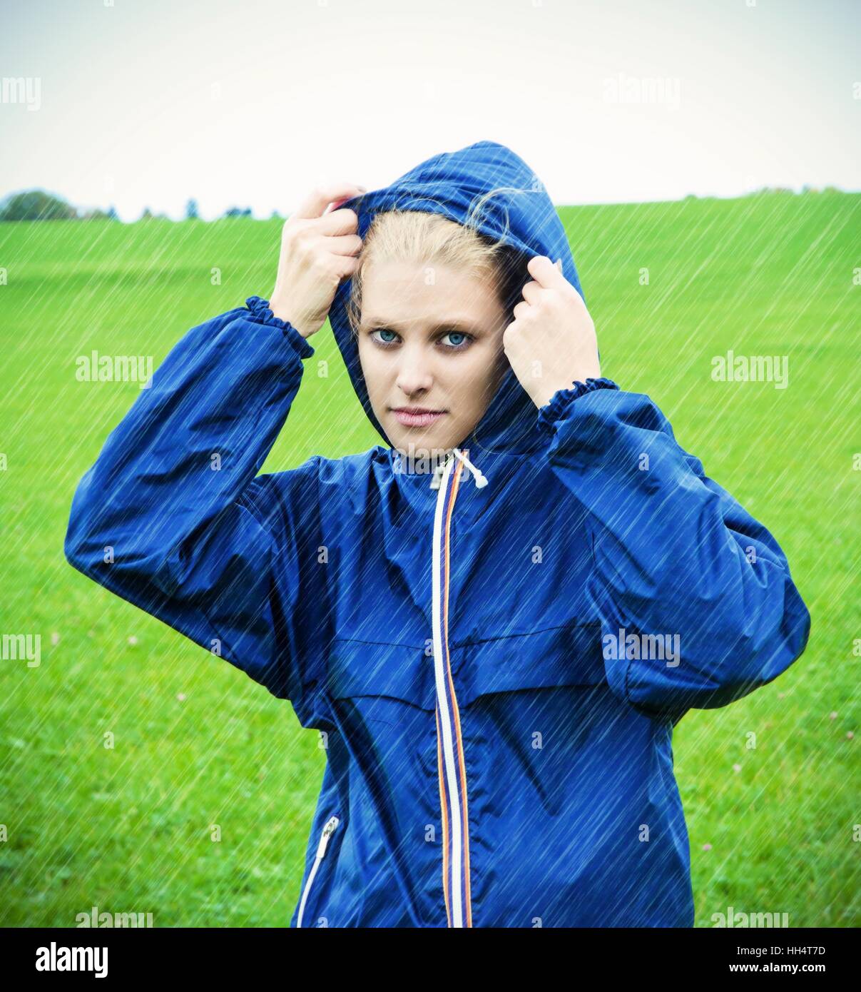 Junge Frau an einem regnerischen Tag Stockfoto
