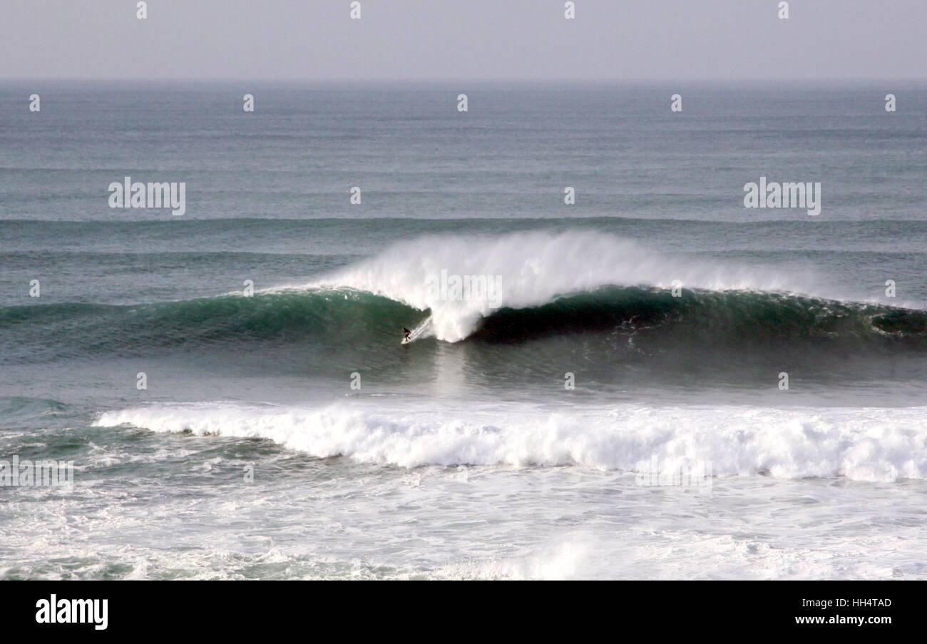 Surfer reiten die Cribbar Welle erreichen Höhen von 25ft in Newquay, Cornwall Featuring: The Cribbar wo: Cornwall, Vereinigtes Königreich bei: 16. Dezember 2016 Stockfoto