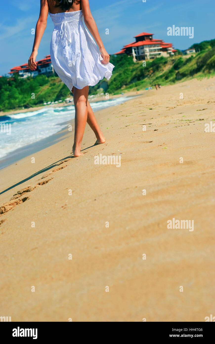 Sexy Mädchen geht am Strand spazieren. Stockfoto