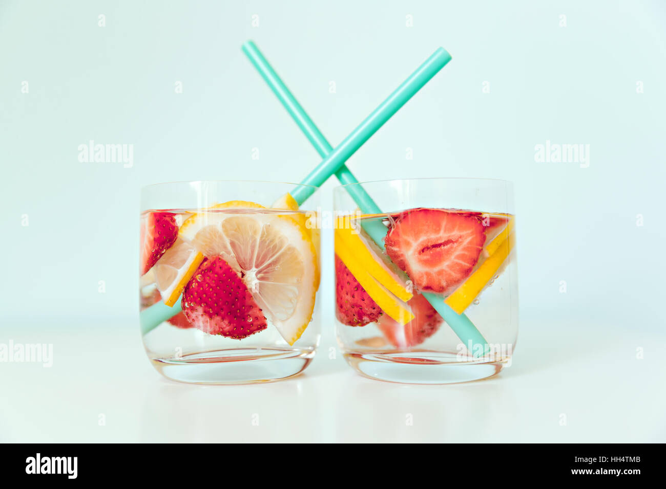 erfrischendes Sommergetränk mit Zitrone und Erdbeere Stockfoto