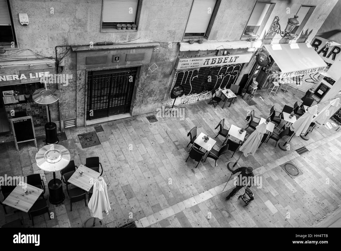 Straßenfotografie in Valencia. Am berühmten Cordelatts Straße im historischen Zentrum der Stadt, von oben gesehen. Stockfoto
