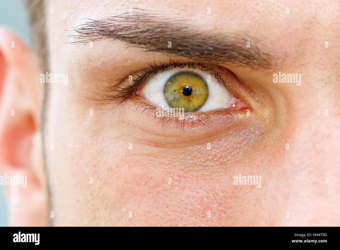 Weit aufgerissenen Augen eines jungen Mannes Stockfoto