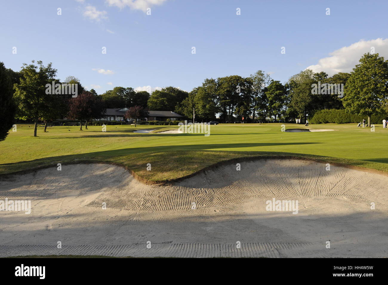 Blick über Fairway-Bunker, 18. Grün und Clubhaus an der Basingstoke Golfclub Hampshire in England Stockfoto