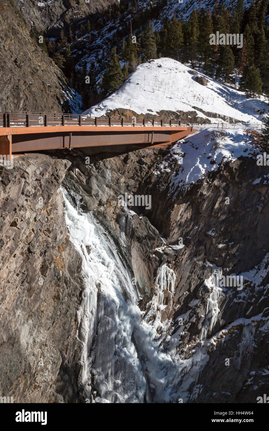 Ouray, Colorado - eine Brücke auf uns Highway 550, auch bekannt als Million Dollar Highway, wo Bear Creek in Uncompahgre River mündet. Stockfoto