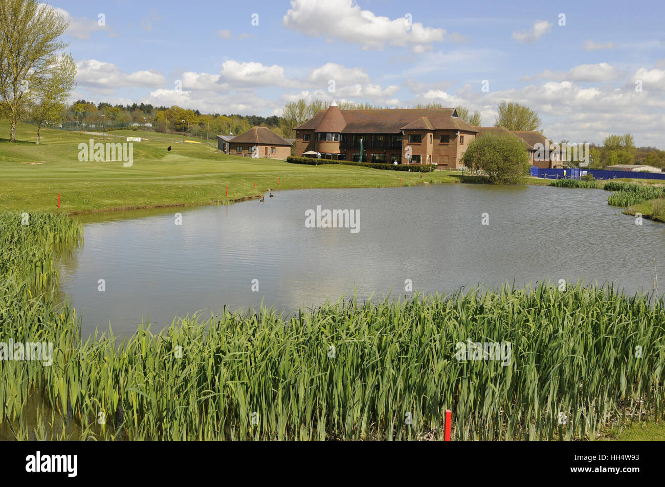 Blick über den See zum 18. Grün und das Clubhaus Birkenholz Park Golf Club Kent England Stockfoto