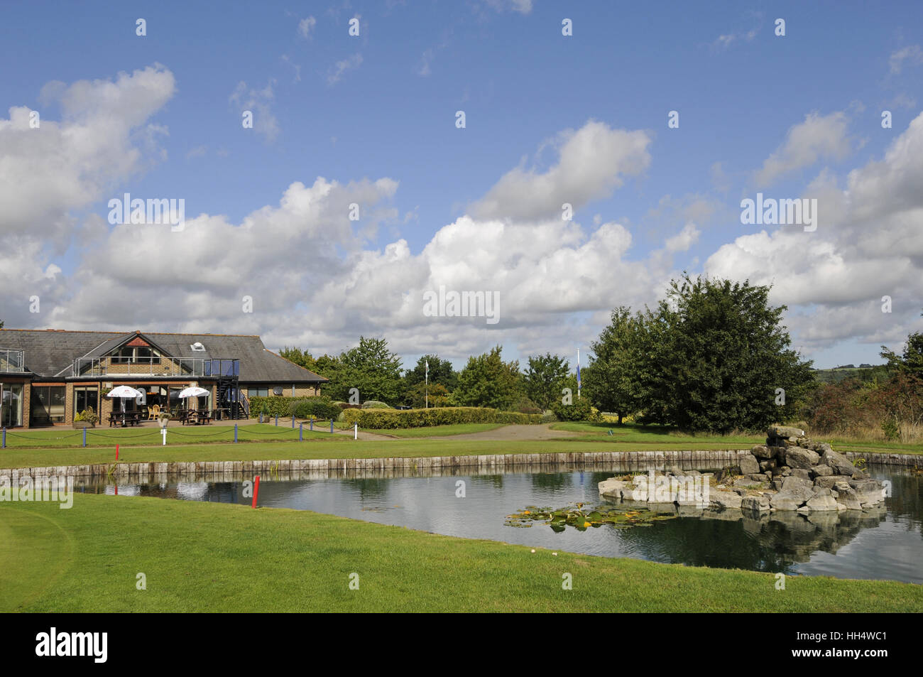 Blick auf das 18. Grün mit Clubhaus und Terrasse im Hintergrund Bletchingley Golfclub Surrey England Stockfoto