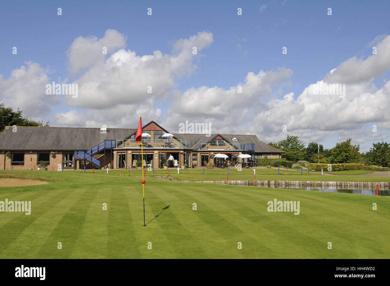 Blick auf das 18. Grün und Clubhaus, Bletchingley Golfclub Surrey England Stockfoto