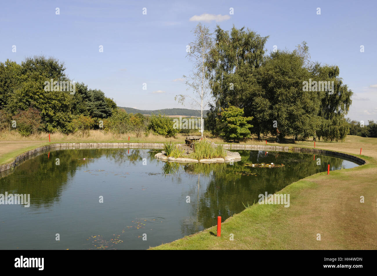 Blick auf den Teich neben dem 18. Grün und Surrey Hills, Bletchingley Golfclub Surrey England Stockfoto