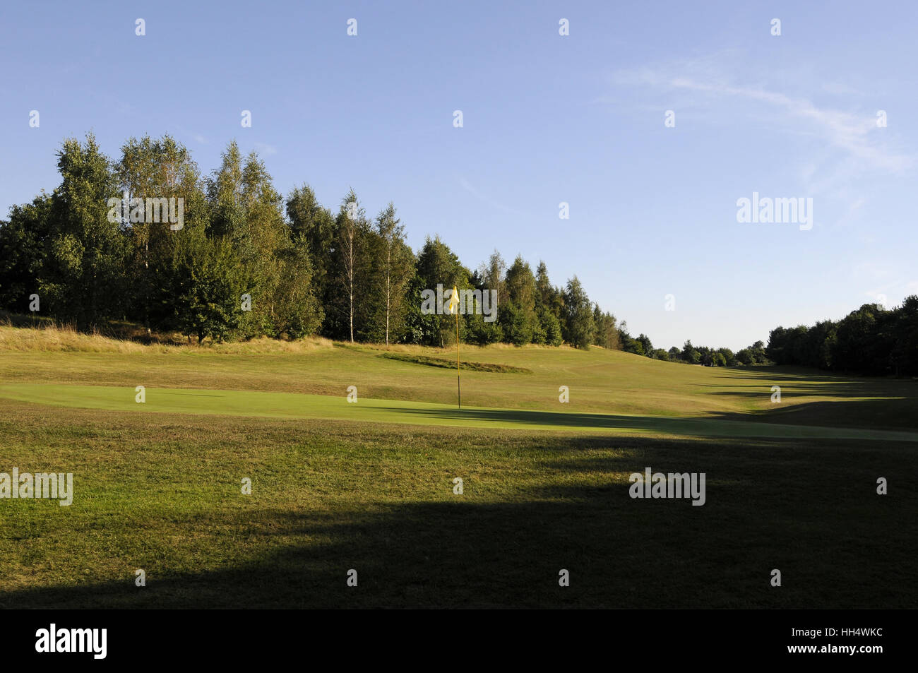 Ansicht von hinten das 1. Grün, grün und Fairway, Bletchingley Golfclub Surrey England Stockfoto