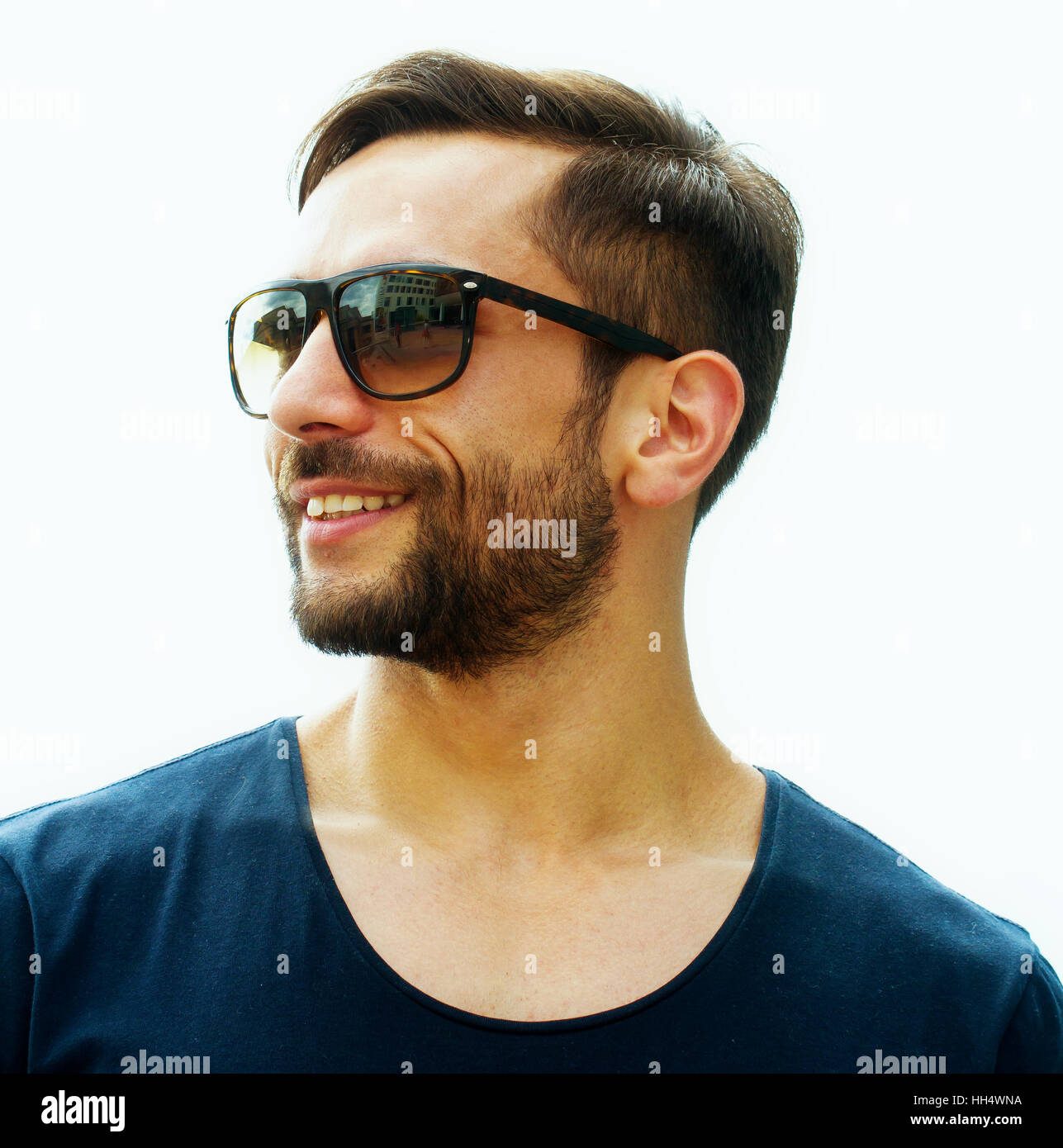 Porträt eines Mannes schön und glücklich mit Sonnenbrille Stockfoto