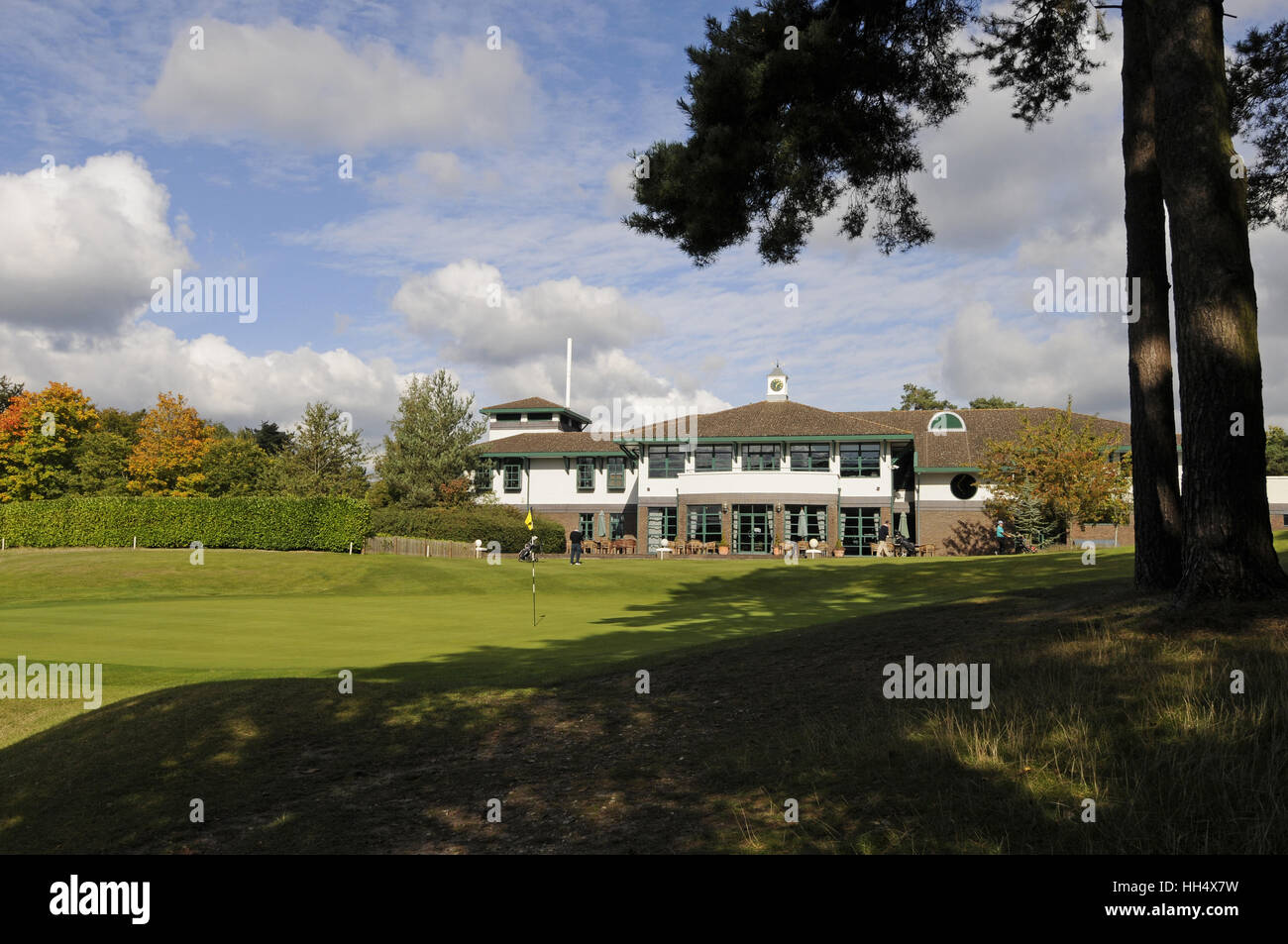 Blick auf das 18. Grün und das Clubhaus, Camberley Heath Golf Club Surrey England Stockfoto