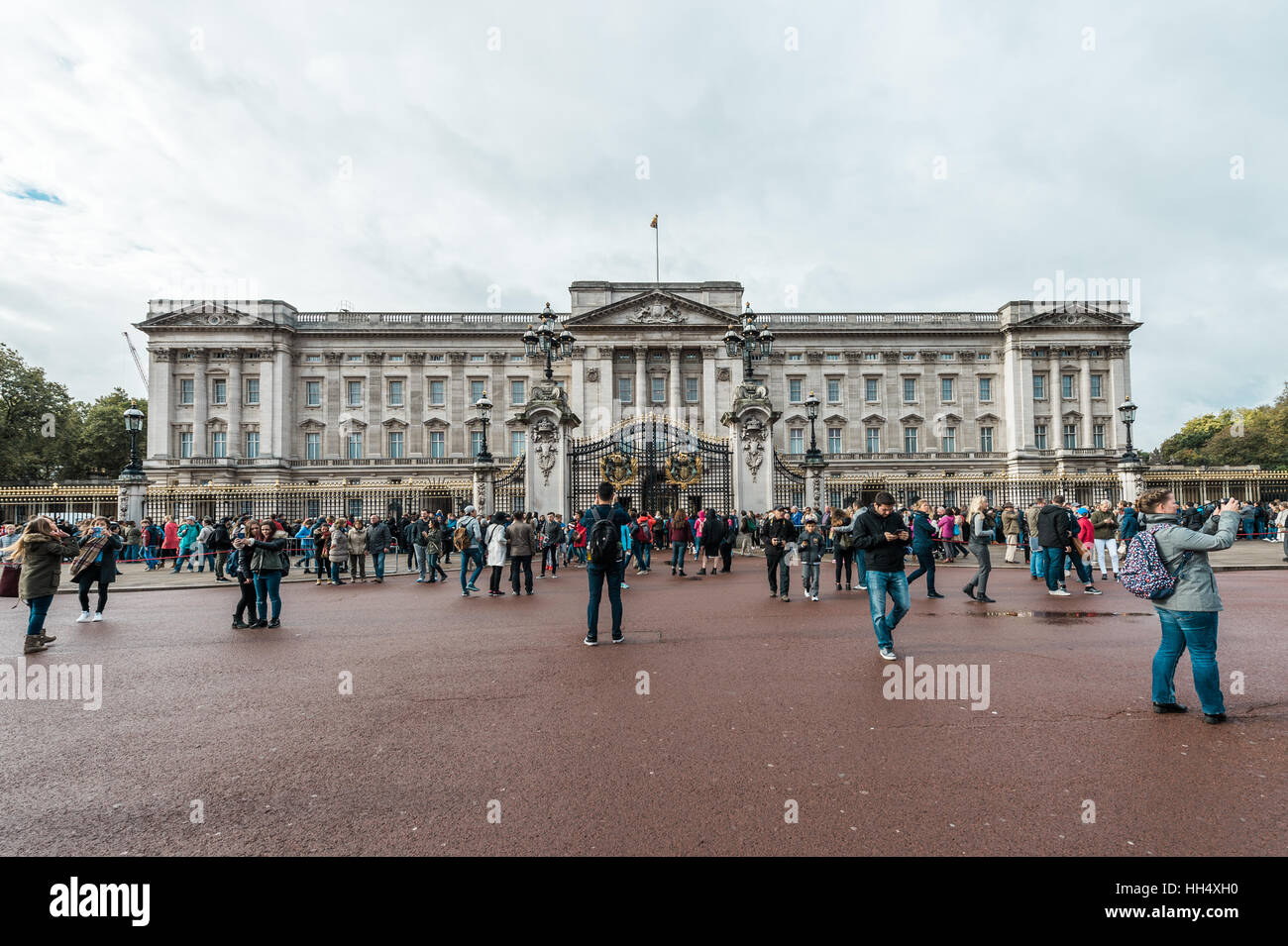 London, Vereinigtes Königreich - 17. Oktober 2016: Menschen sind in der Nähe von Buckingham Palace in London, UK Fuß. Buckingham Palace ist die offizielle London Res gewesen. Stockfoto