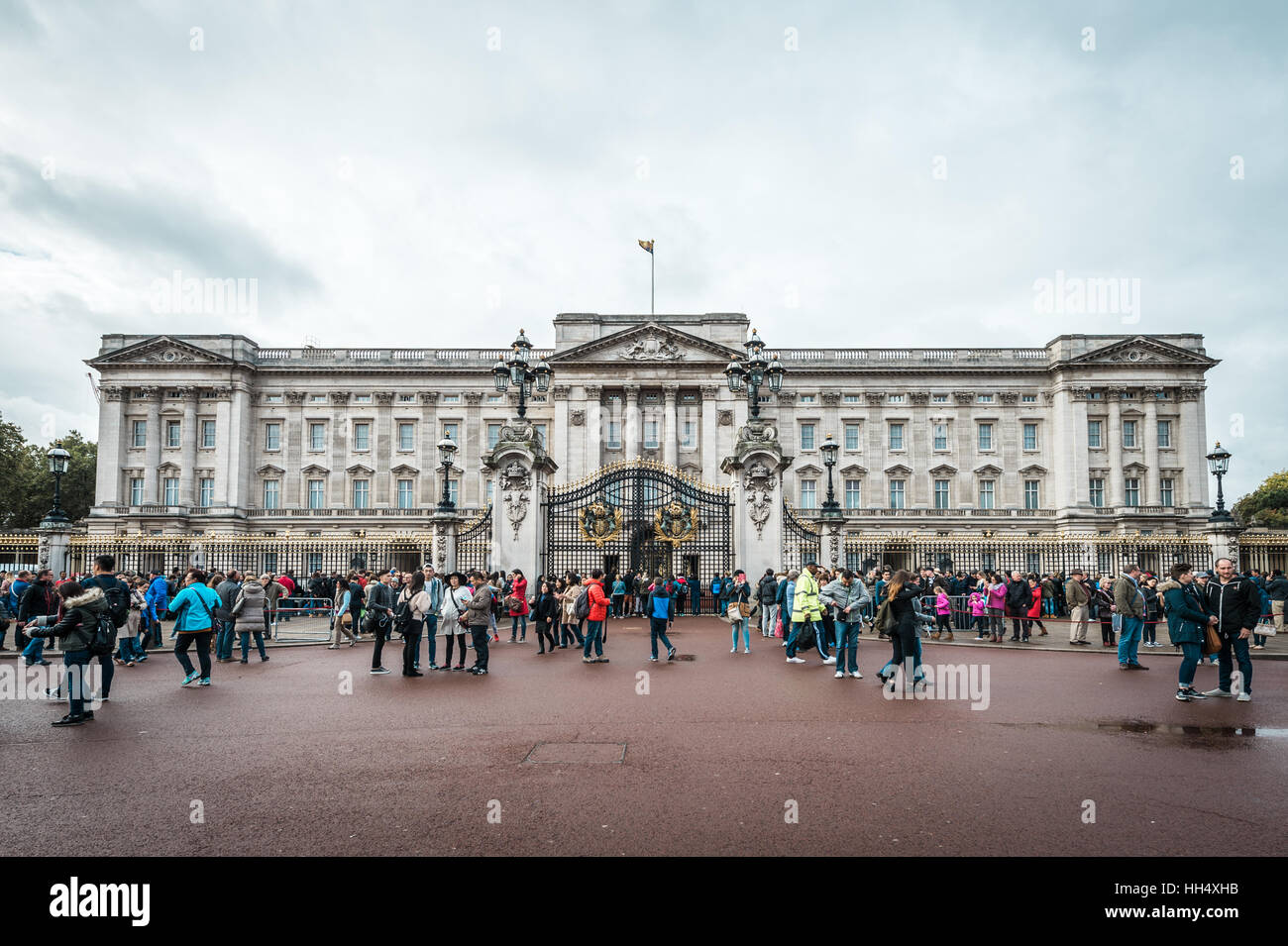 London, Vereinigtes Königreich - 17. Oktober 2016: Menschen sind Gethering in der Nähe von Buckingham Palace in London, Vereinigtes Königreich vor Wachablösung. Buckingham Palace verfügt über Stockfoto