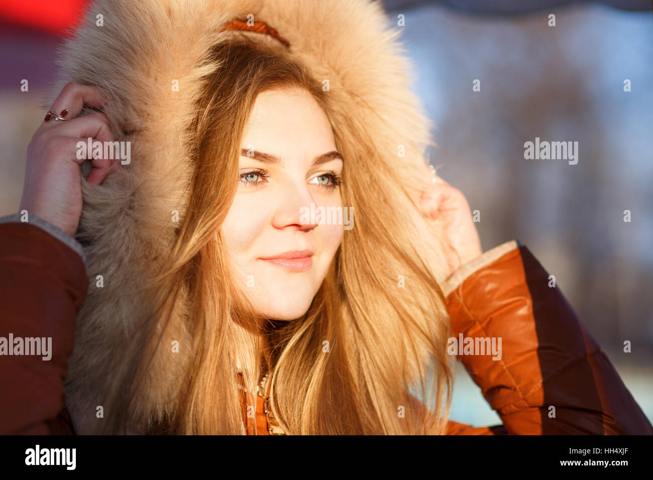 Junge Frau im Pelz Kapuze. Winter-Porträt hautnah Stockfoto