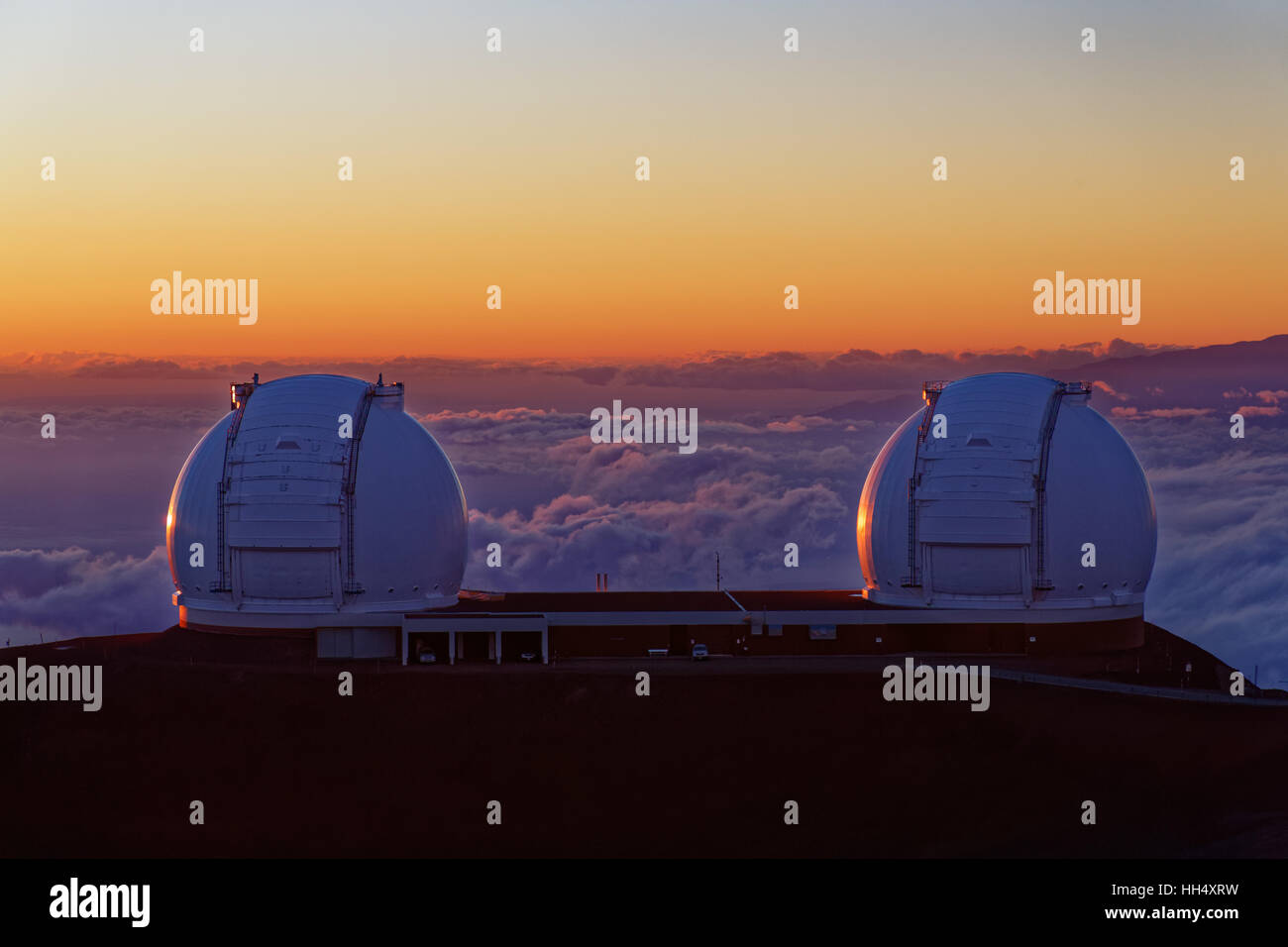 Mauna Kea Sternwarten auf der grossen Insel von Hawaii mit Cloud unter Abdeckung Stockfoto