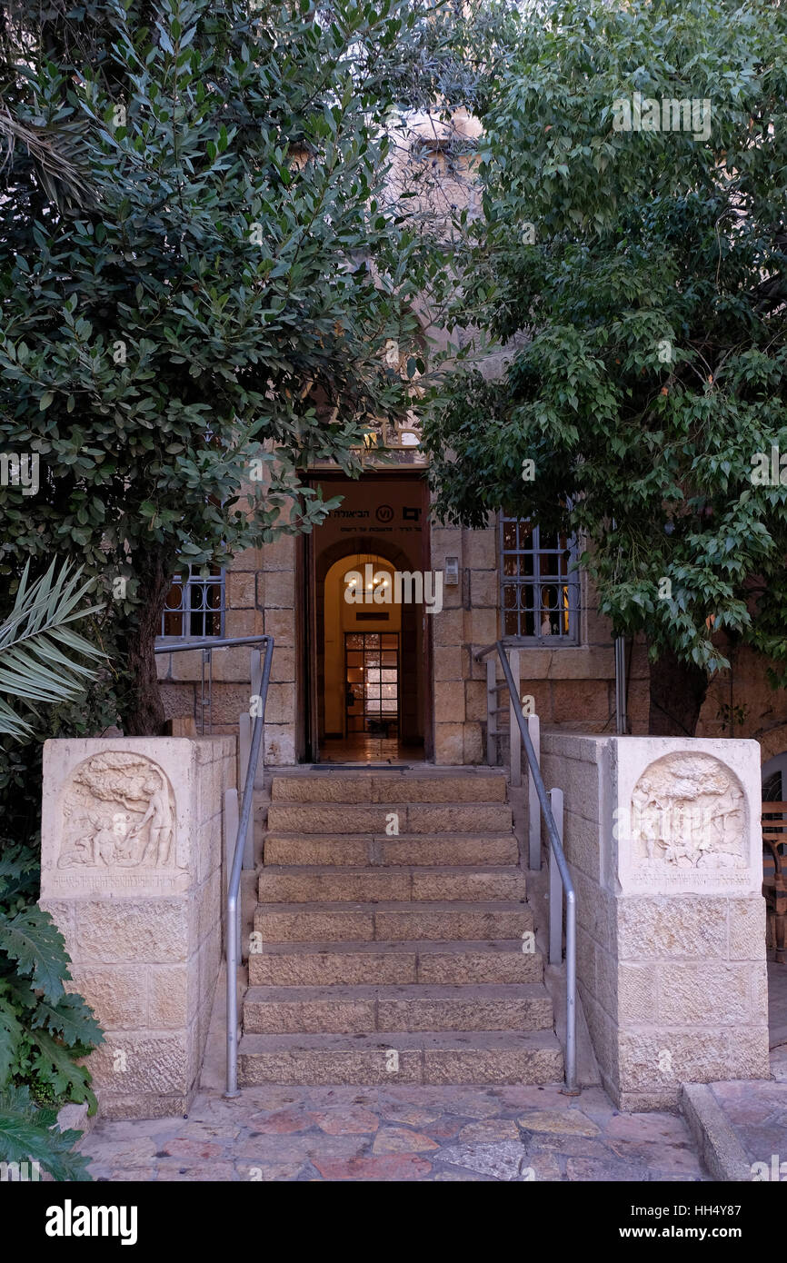 Eingang zum alten Bezalel Academy of Arts und Design Gebäude in West-Jerusalem Israel Stockfoto