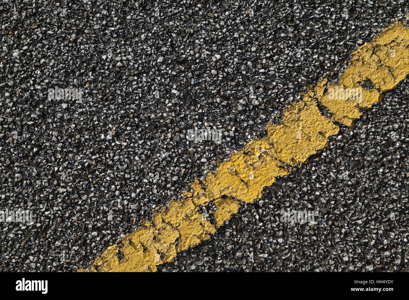 Schwarzen Asphaltstraße mit gelben Trennlinie. Transport Hintergrundtextur Stockfoto