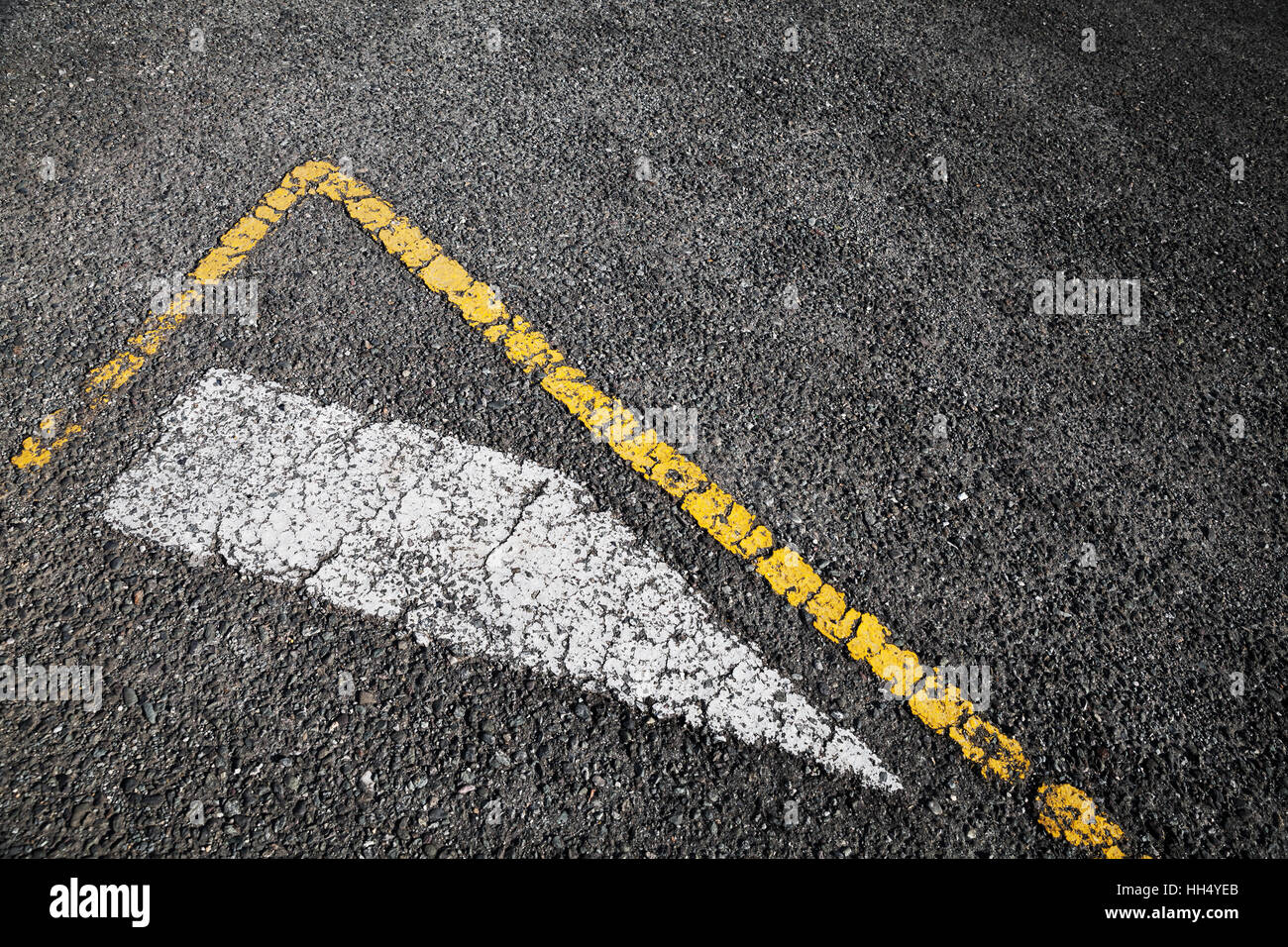 Straßenmarkierung, weißen Streifen und Ecke der gelben Grenzen Linie über schwarze Asphaltdecke, Hintergrundfoto Stockfoto