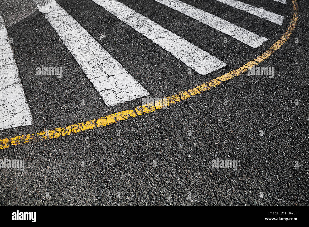 Fußgängerüberweg Straße markiert Zebra, weißen Streifen und gelben Grenze über schwarze Asphaltdecke, Hintergrundfoto Stockfoto