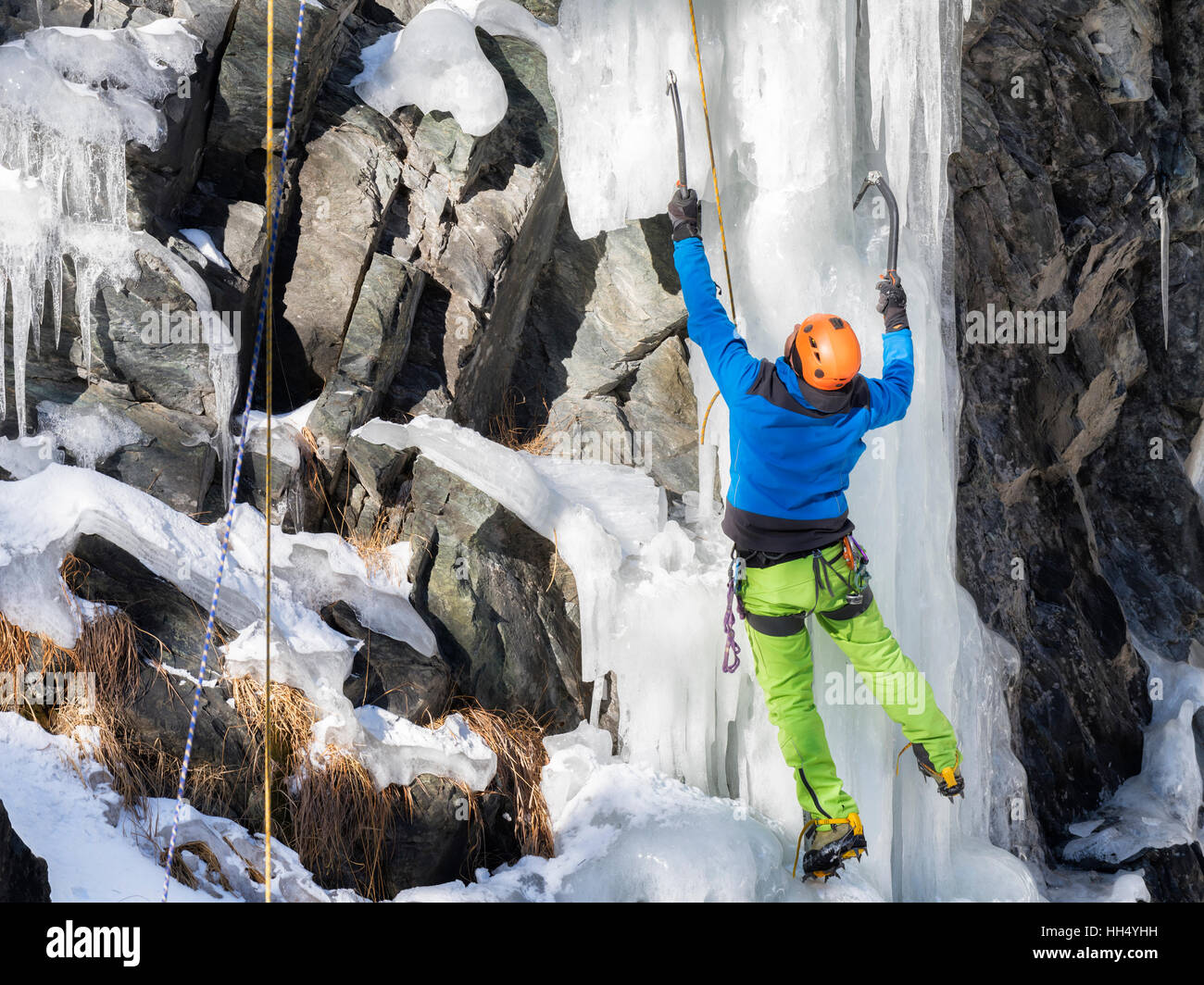 Bergsteiger Kletter Eisfall in Berg Stockfoto