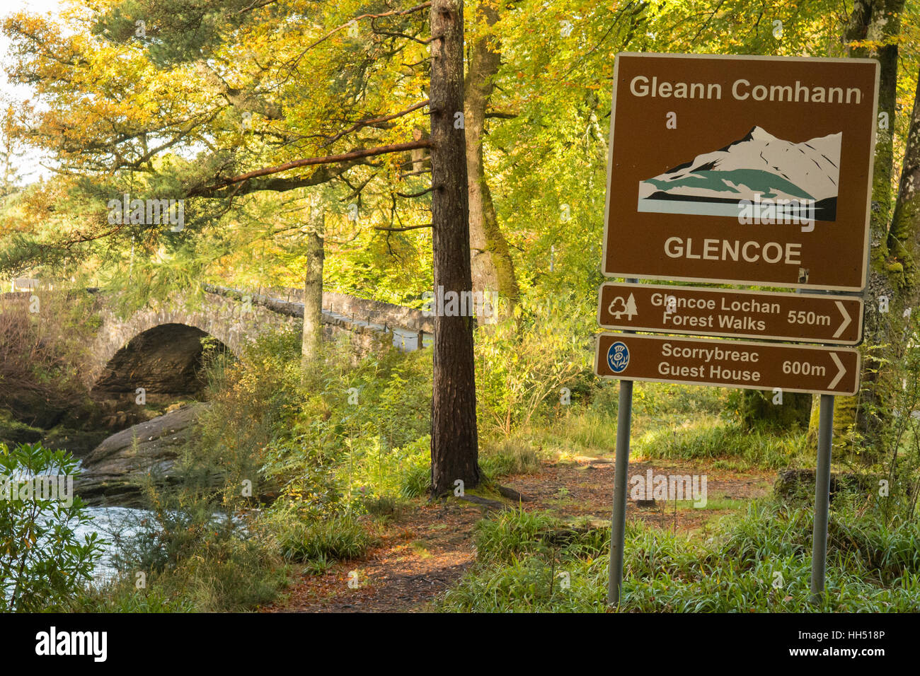 Glencoe - Gleann Comhann ", in Englisch und Gälisch melden Sie am Eingang zum Dorf von Glencoe, Glen Coe, Schottland, UK Stockfoto