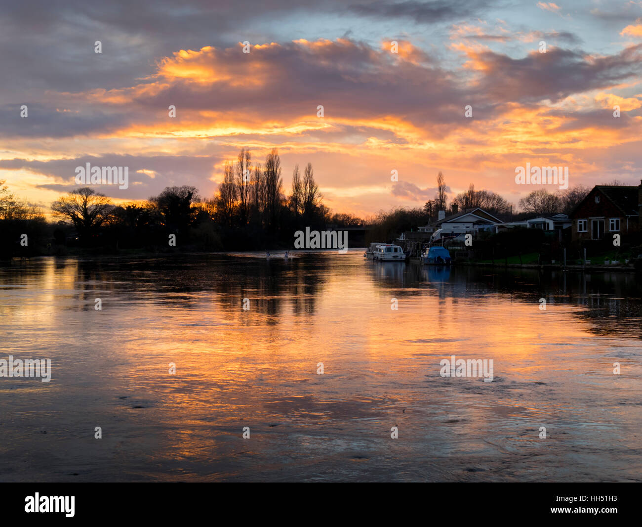 Europa, Großbritannien, England, Surrey, Walton auf Themse Fluß Themse Sonnenuntergang Stockfoto