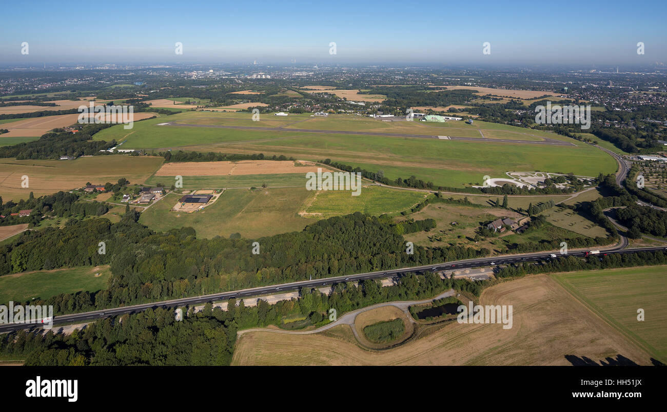 Flughafen Essen - Mülheim, Flugplatz, Start-und Landebahn, Startbahn, Essen, Ruhrgebiet, Nordrhein-Westfalen, Deutschland, Europa, Vögel-Augen-Blick Stockfoto