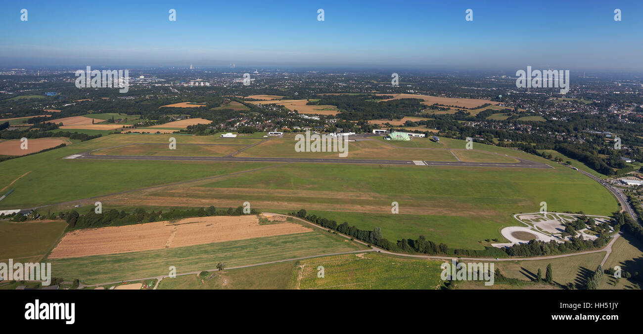 Flughafen Essen - Mülheim, Flugplatz, Start-und Landebahn, Startbahn, Essen, Ruhrgebiet, Nordrhein-Westfalen, Deutschland, Europa, Vögel-Augen-Blick Stockfoto