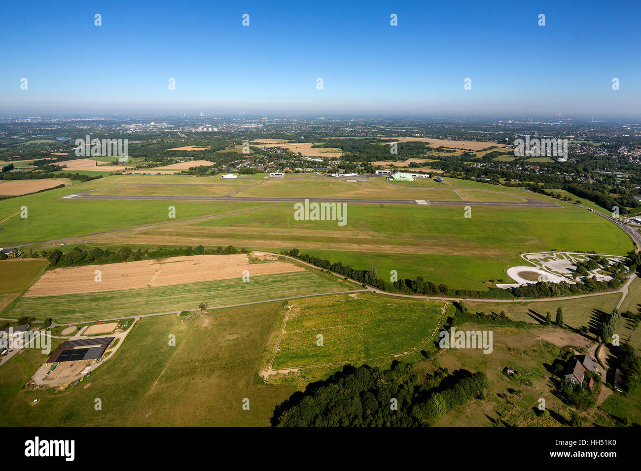 Flughafen Essen - Mülheim, Flugplatz, Start-und Landebahn, Startbahn, Essen, Ruhrgebiet, Nordrhein-Westfalen, Deutschland, Europa, Vögel-Augen-Blick Stockfoto