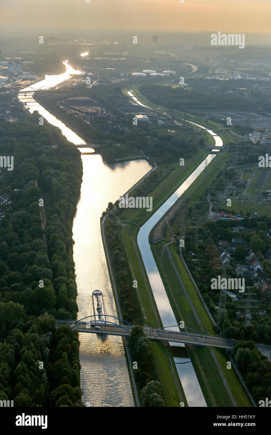 Rhein-Herne-Kanal und Emscher, Emscher-Insel, industrielle Idylle, Binnenschifffahrt, nördlich von Essen, Essen, Ruhrgebiet, Stockfoto