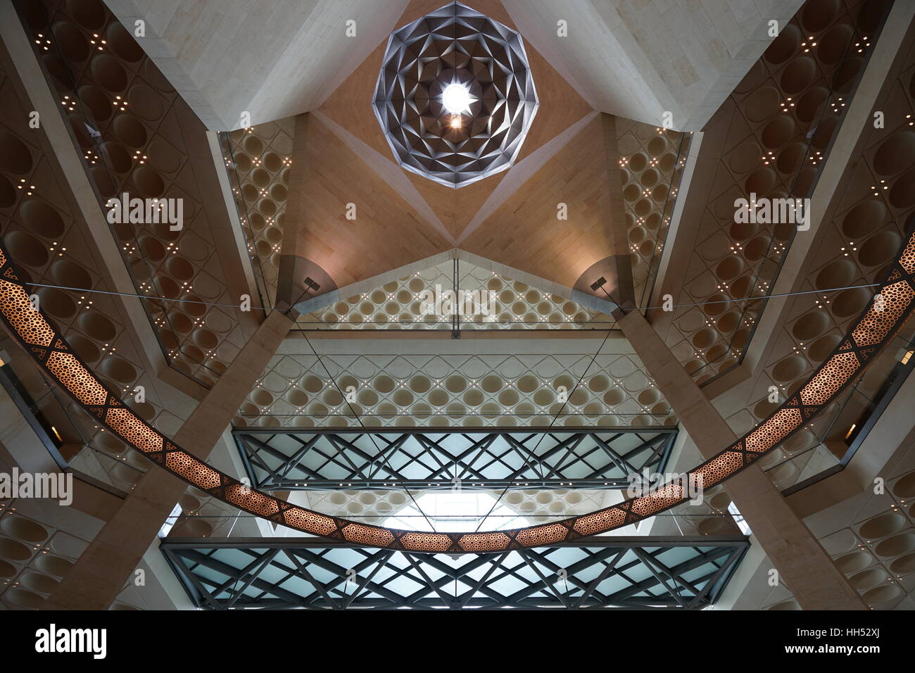 Innenansicht des legendären Museum für islamische Kunst Bau von Architekt I. M. Pei entworfen. Die MIA befindet sich auf einer künstlichen pe Stockfoto