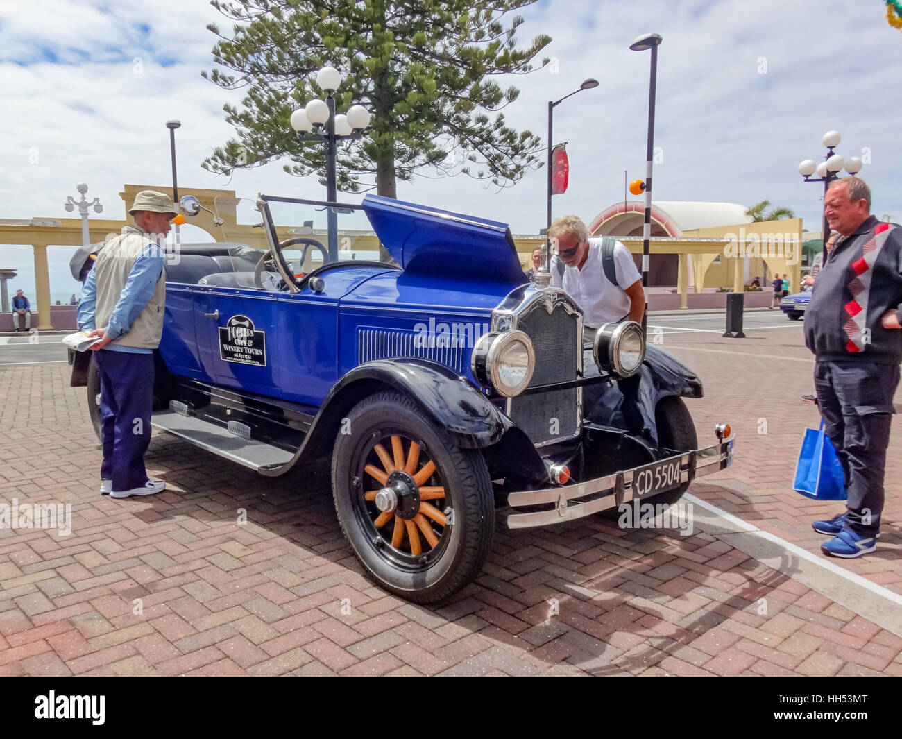 Touristen beobachten Oldtimer bieten Fahrten in Napier, Neuseeland Stockfoto